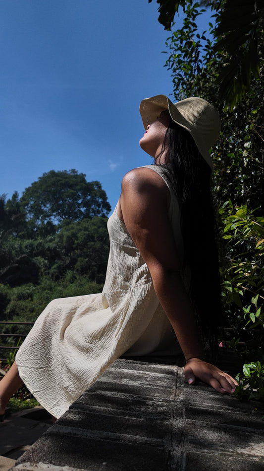 Robe Pluma – Élégance minimaliste sans manches